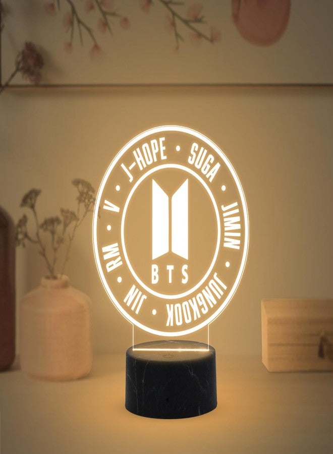GIFTMEBAZAR هدية ثلاثية الأبعاد من جيفت ميبازار لمحبي فرقة BTS | مصباح ليلي لمحبي فرقة BTS، هدية مثالية للنساء والفتيات والصديقات والمراهقات، وهدية مميزة لأعياد الميلاد | إضاءة ديكور منزلي | ضوء أبيض دافئ ويعمل بمنفذ USB - Image 1