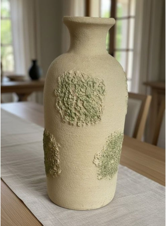 كذا هوم مزهرية فخار يدوية بملمس حجري – بتصميم كريمي مع لمسات خضراء بارزة - Image 2