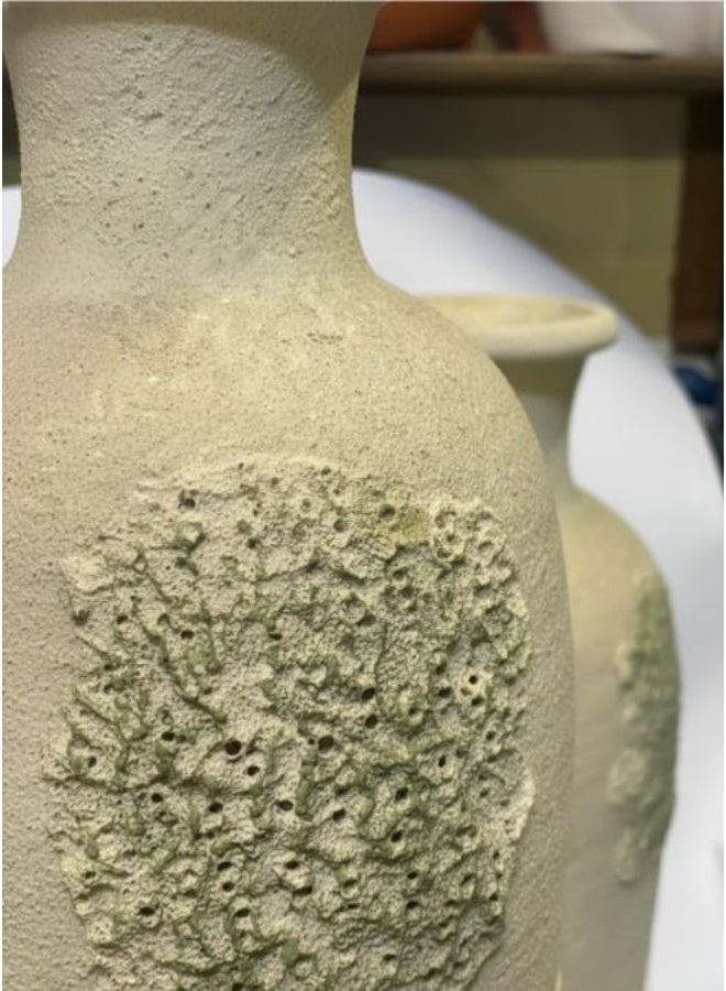 كذا هوم مزهرية فخار يدوية بملمس حجري – بتصميم كريمي مع لمسات خضراء بارزة - Image 5