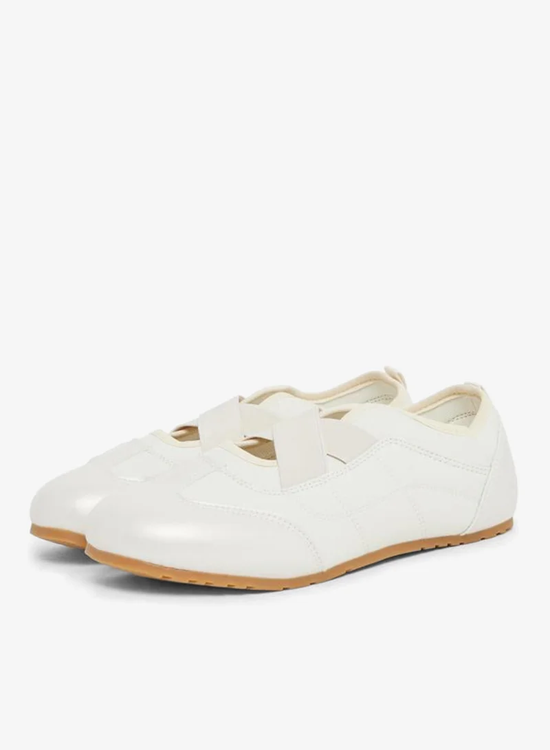 Styli Solid Elastic Trim Sneakers