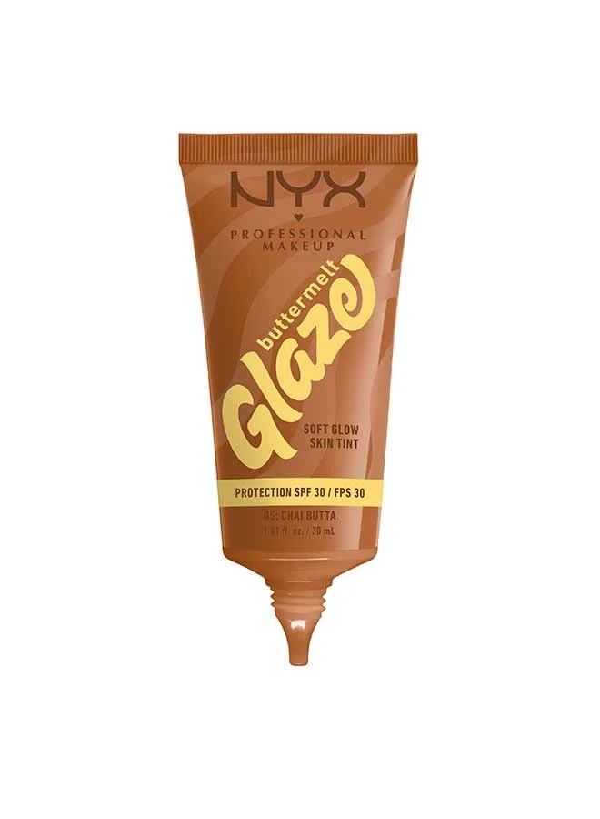 NYX PROFESSIONAL MAKEUP NYX Professional Makeup Buttermelt Glaze Soft Glow Skin Tint + SPF/FPS 30, Foundation, 12h Wear, Chai Butta
