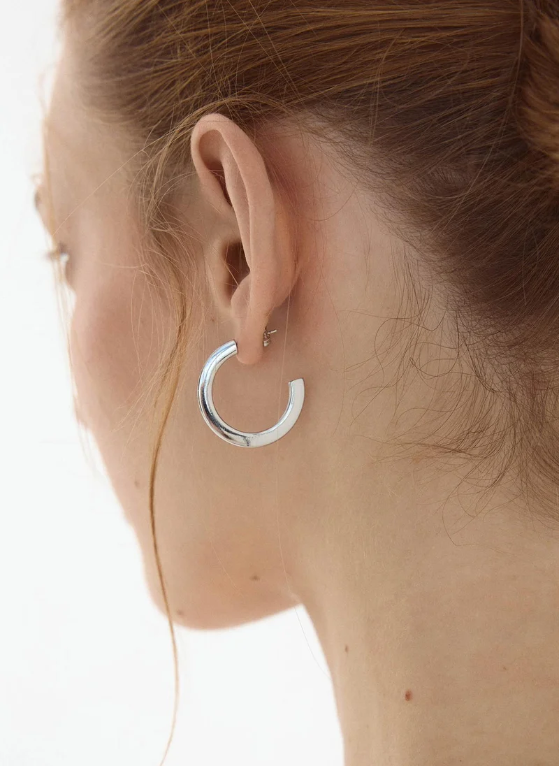 Half-hoop earrings in glossy metal