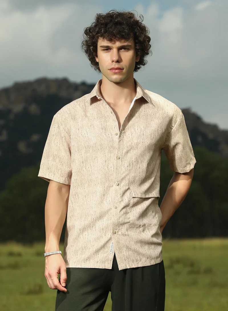 كامبوس سوترا قميص رجالي واسع بيج مرقط من كامبس سوترا للملابس الكاجوال بياقة عريضة وأكمام قصيرة عادية وإغلاق بأزرار