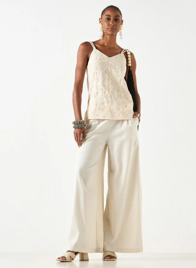 تواكستريمز بلوزة بتفاصيل زهور وحمالات رفيعة من تو إكستريمز