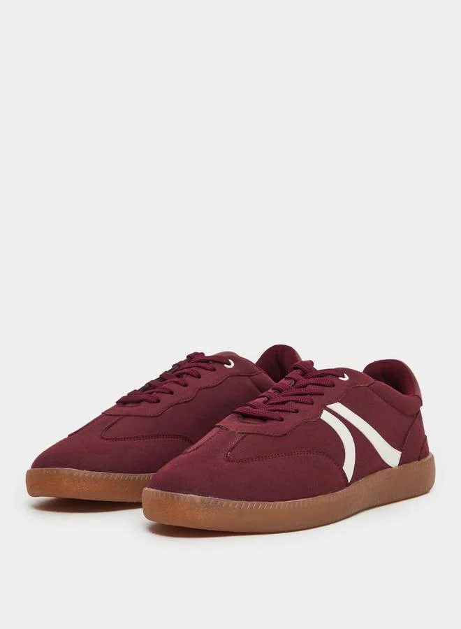 ستايلي حذاء رياضي من الشمواه بلون خمري مع رباط