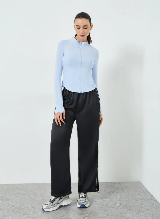 ستايلي اكتيف جاكيت خفيف الوزن بتفاصيل فتحة إبهام مع سحَّاب غلق