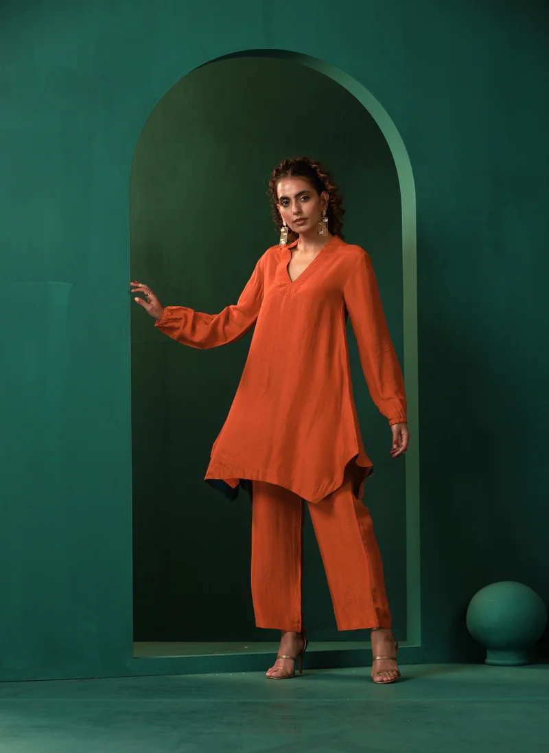 ترو برونز طقم حريري بياقة بلون الصدأ من ترو براونز