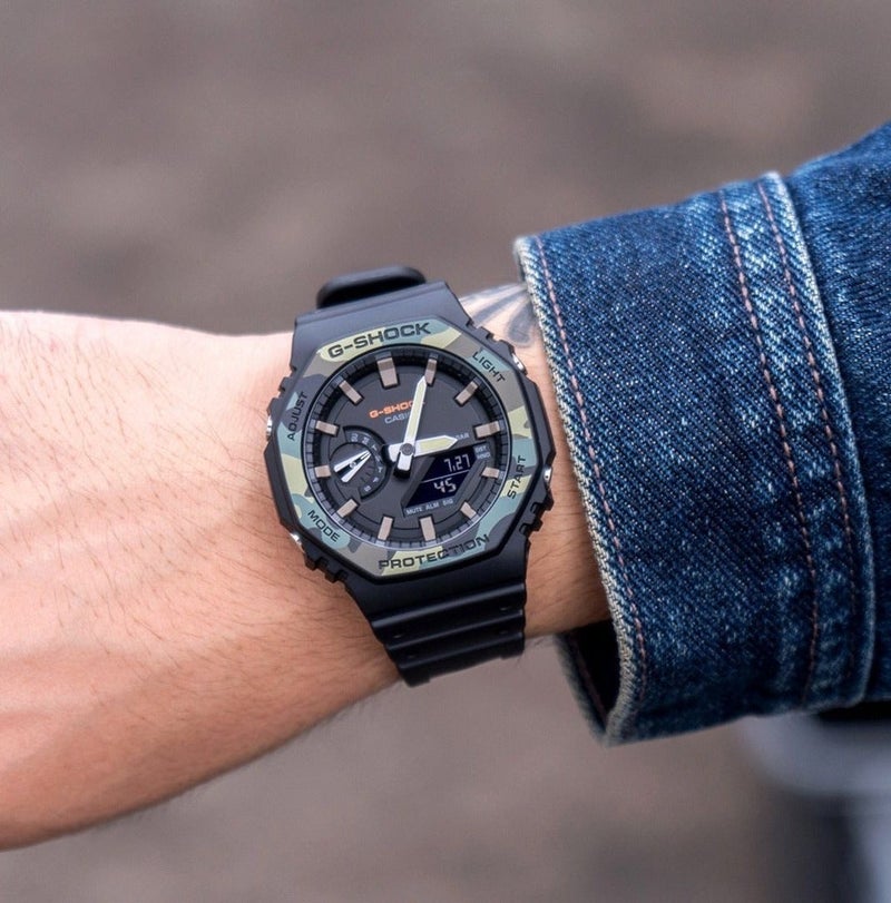 كاسيو ساعة رجالية كاسيو G-SHOCK GA-2100SU بإطار تمويهي، عرض مزدوج رقمي وتماثلي، مقاومة للماء حتى 200 متر، مقاومة للصدمات، ساعة رياضية بحزام من الرزين الأسود - Image 4