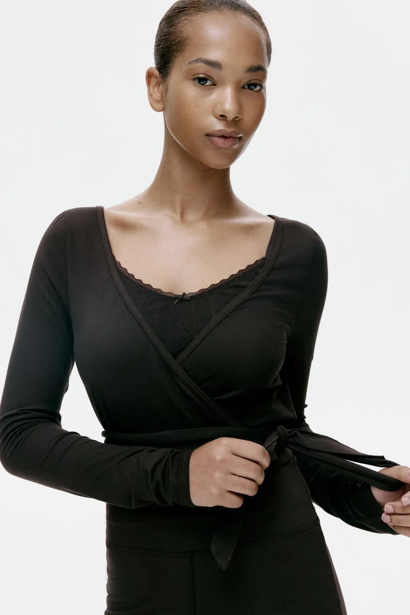 اتش اند ام بلوزة ملفوفة من قماش جيرسي ناعم