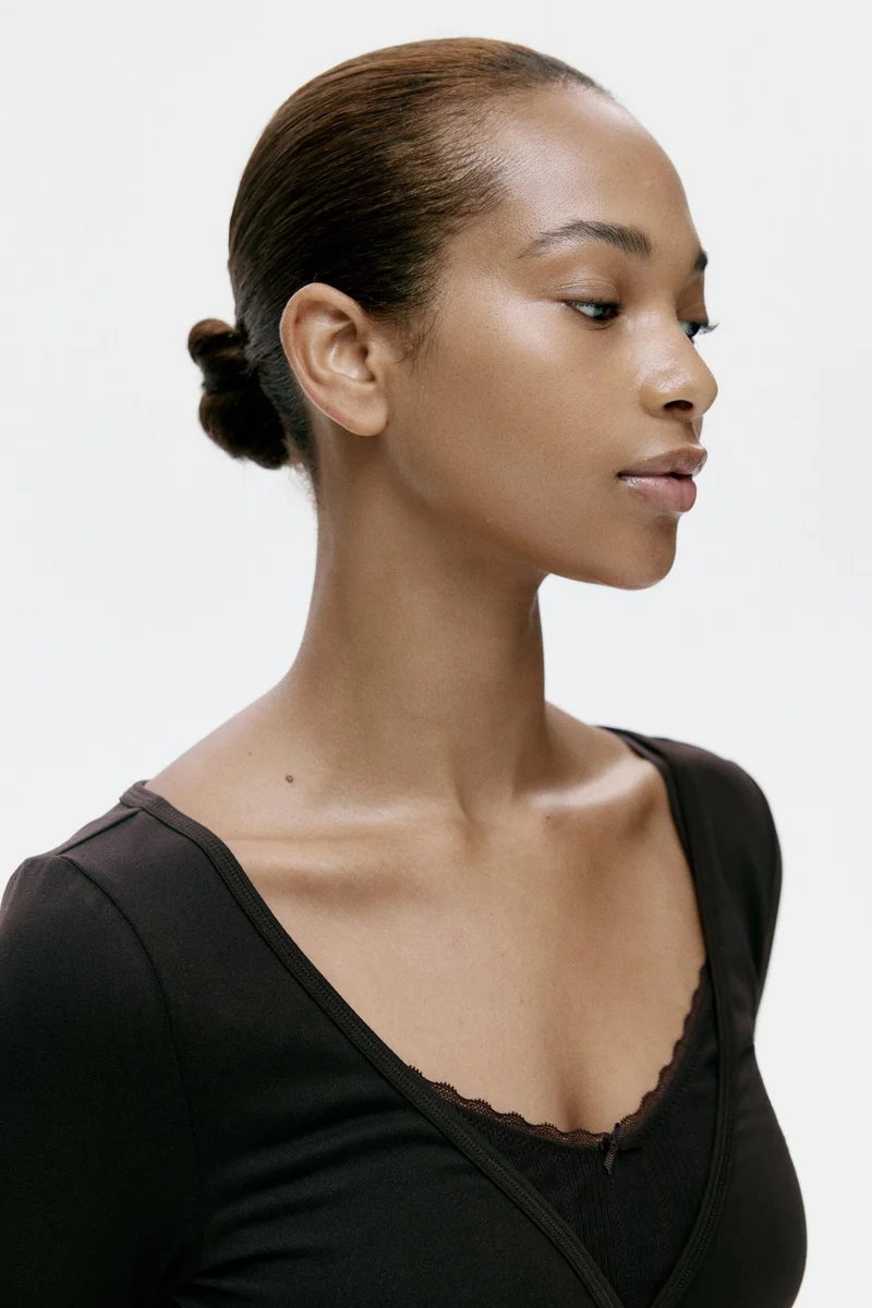 اتش اند ام بلوزة ملفوفة من قماش جيرسي ناعم