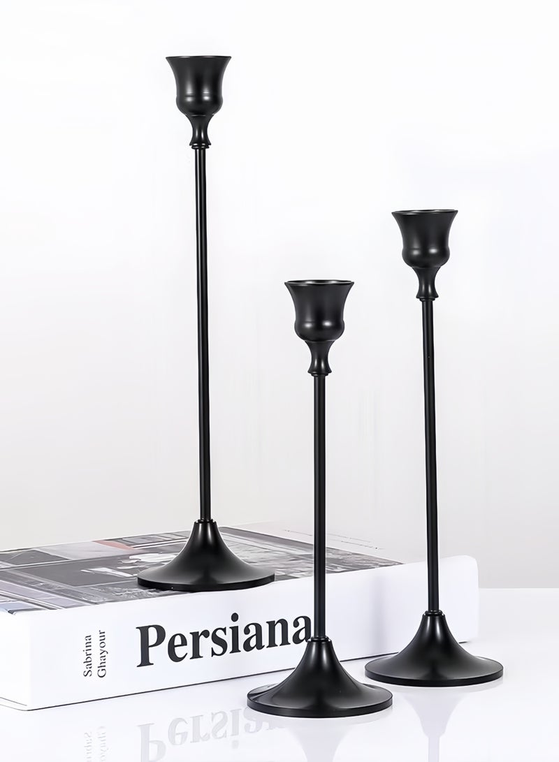3 قطع من حوامل الشموع العمودية (Candlestick Holders) باللون الأسود، مناسبة للشموع الرفيعة، تتميز بتصميم كلاسيكي مستوحى من الطراز العتيق، ويمكن استخدامها كديكور أنيق لمدفأة المنزل أو حفلات العشاء أو المناسبات والتجمعات، كما تضيف لمسة فاخرة وأنيقة لديكور المنزل والطاولات. - Image 1