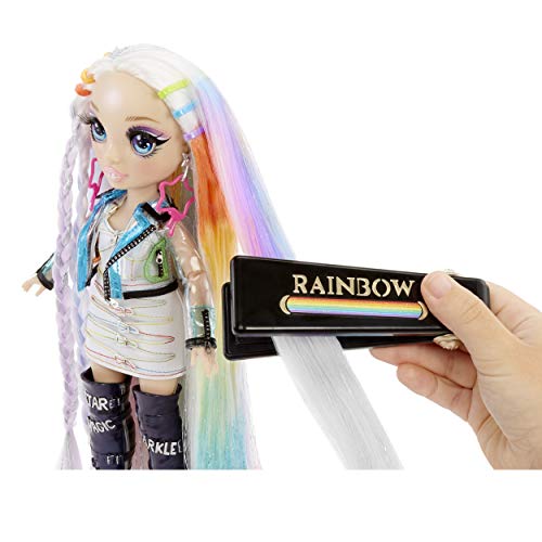 RAINBOW HIGH استوديو شعر قوس قزح - اصنع شعر قوس قزح مع دمية حصرية، لون شعر قابل للغسل طويل جداً وملابس وإكسسوارات كاملة للدمية - مجموعة لعب ممتعة للأطفال من عمر 4 سنوات فما فوق - Image 4