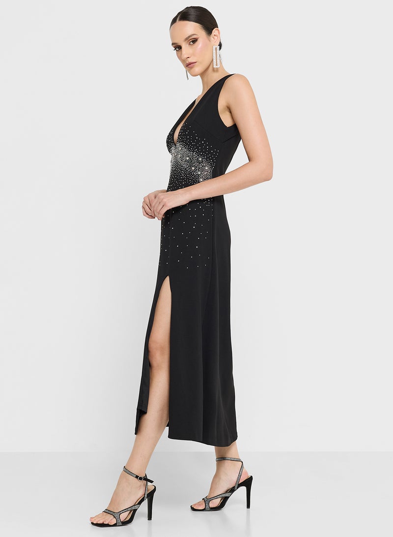 فستان مزين بياقة هالتر