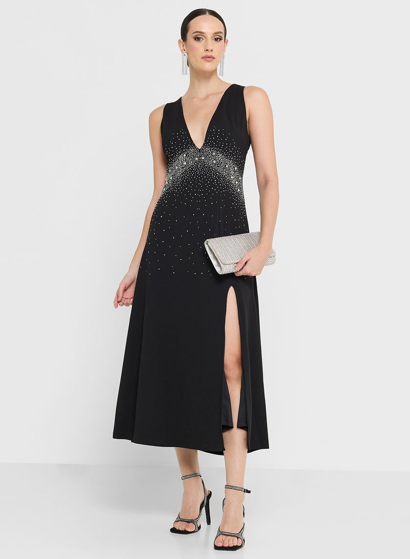 فستان مزين بياقة هالتر