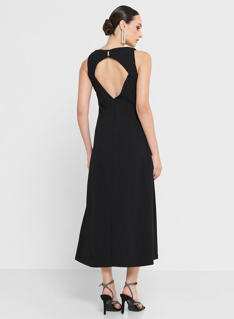 فستان مزين بياقة هالتر