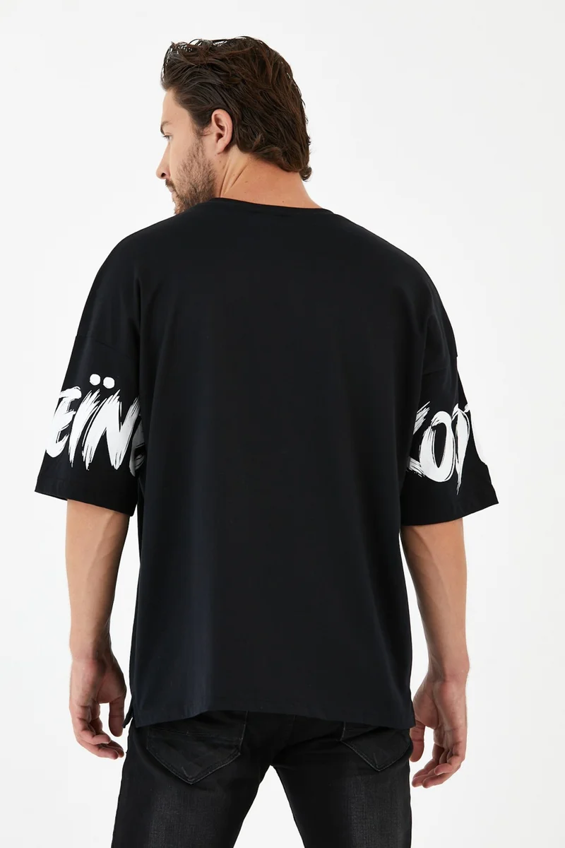 ام ار اس كلوثينج Oversize Crew Neck Slit Detailed Special Sleeve Printed Short Sleeve Men's T-Shirt Black