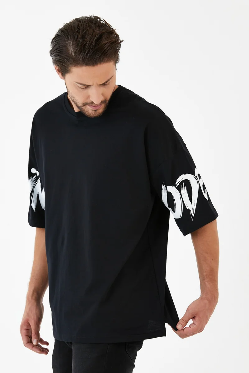ام ار اس كلوثينج Oversize Crew Neck Slit Detailed Special Sleeve Printed Short Sleeve Men's T-Shirt Black