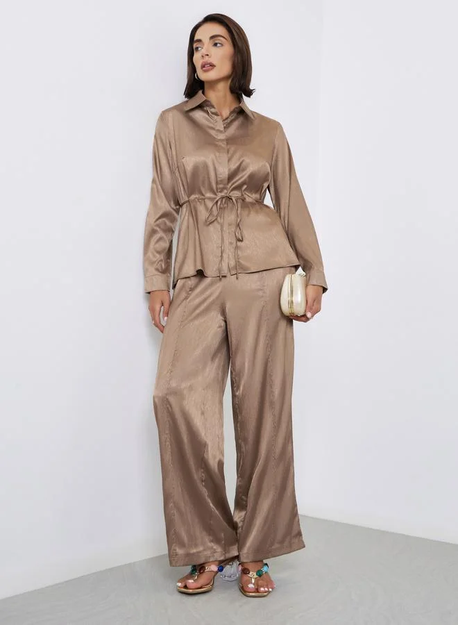 ستايلي قميص ساتان جاكار بني مع رباط