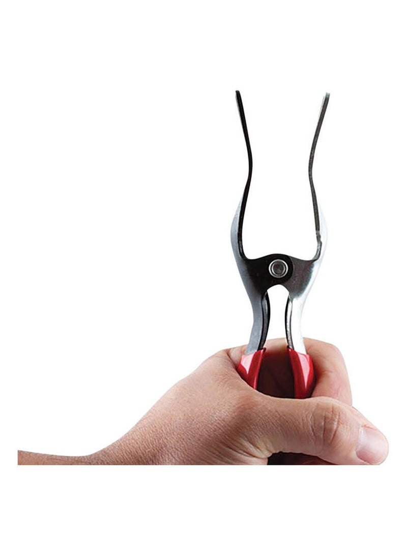 Penny dismantling the air hoses for cars and equipment - Image 5