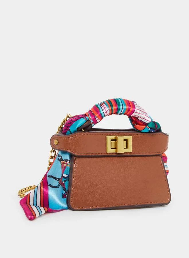 ستايلي شنطة يد بتفاصيل وشاح مُطبع