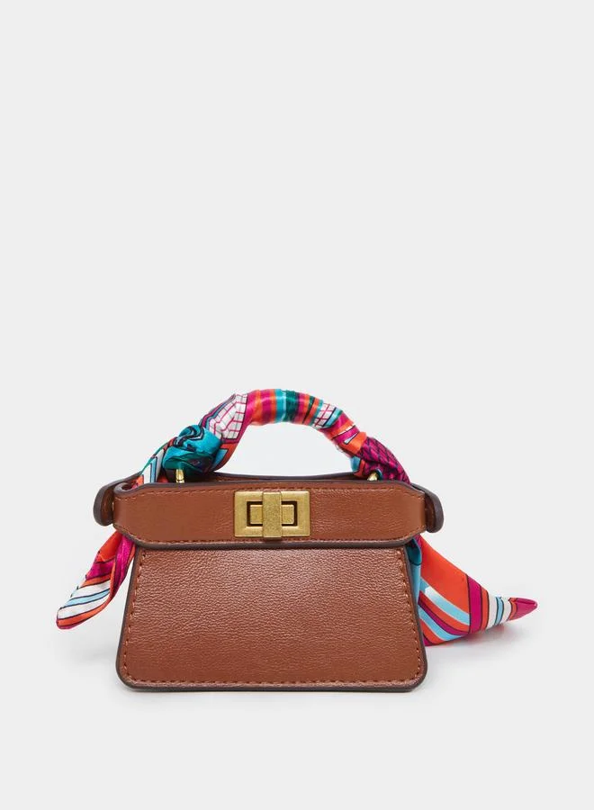 ستايلي شنطة يد بتفاصيل وشاح مُطبع