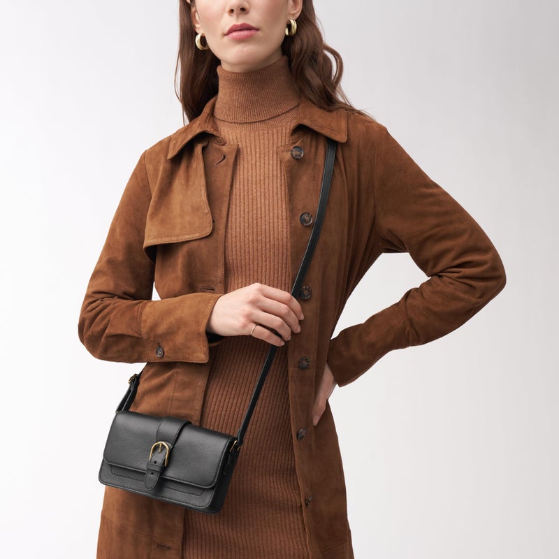 FOSSIL حقيبة كروس بودي صغيرة من جلد زوي للنساء من فوسيل، سوداء (الموديل: ZB1937001) - Image 4