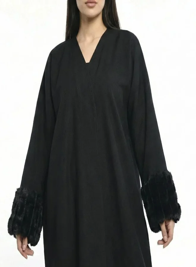 HAWRAA ABAYA Black abaya with fur sleeves