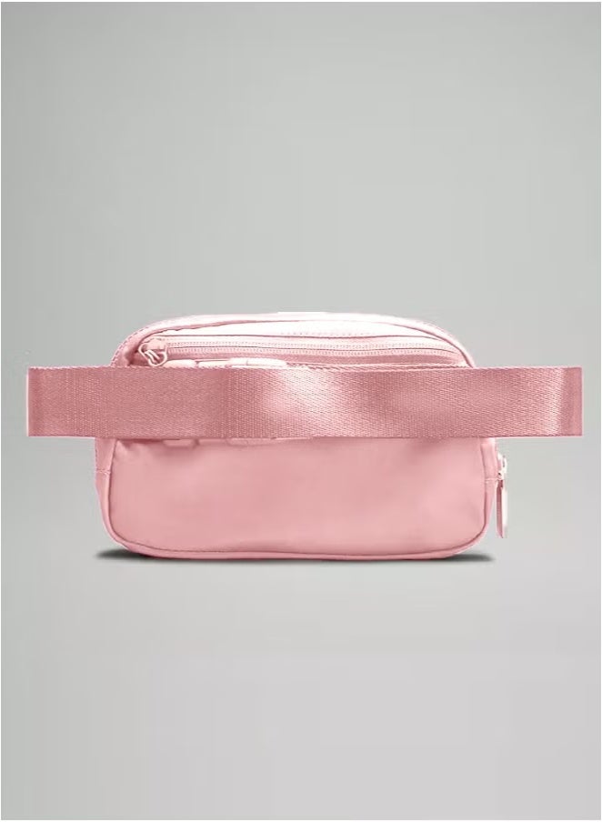 لولوليمون حقيبة الخصر "إيفريوير" باللون وردي، مدمجة ومريحة، مزودة بأماكن تخزين بسحابات، جيب خارجي سهل الوصول، وجيب داخلي لتخزين الأساسيات للتنقل - Image 2