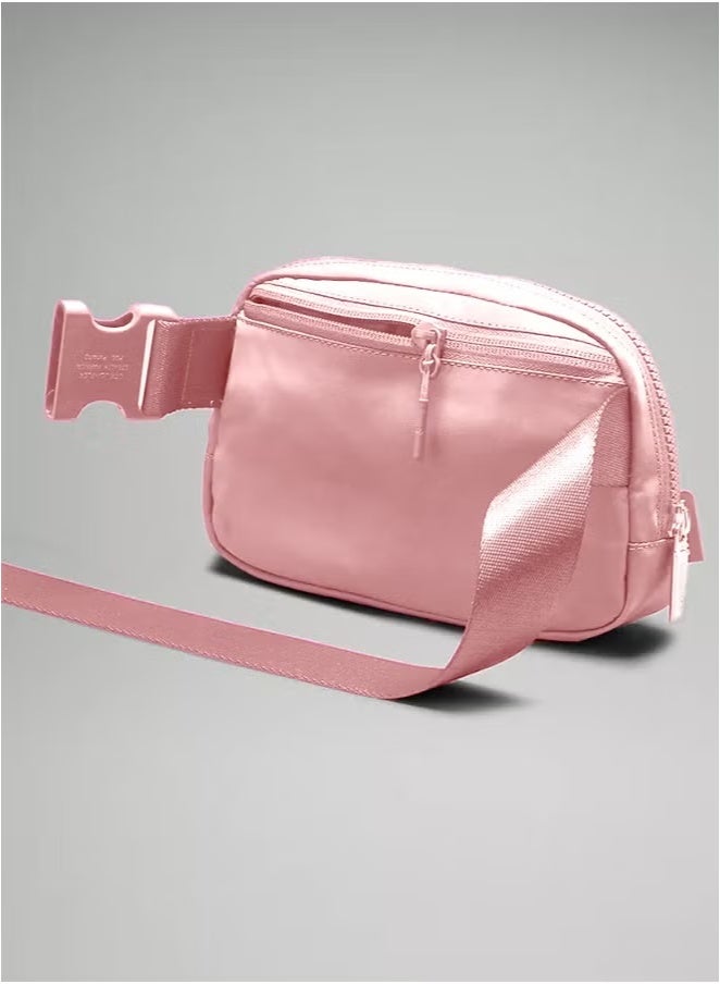 لولوليمون حقيبة الخصر "إيفريوير" باللون وردي، مدمجة ومريحة، مزودة بأماكن تخزين بسحابات، جيب خارجي سهل الوصول، وجيب داخلي لتخزين الأساسيات للتنقل - Image 3