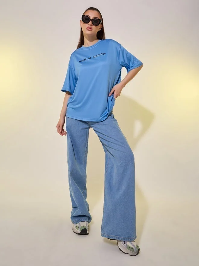 تايك تو تيشيرت برقبة دائرية بطبعة شعار ستايلي