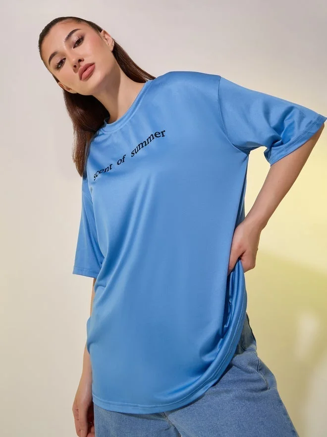 تايك تو تيشيرت برقبة دائرية بطبعة شعار ستايلي