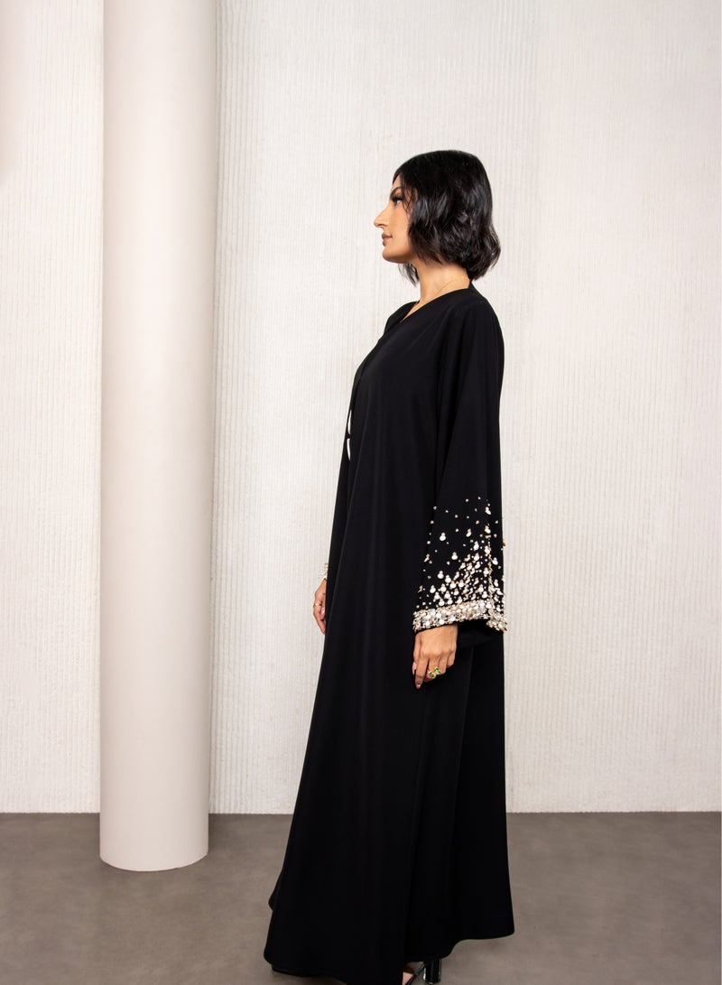 لوف عباية من تصاميم أيادي ايماراتيه عصريه , تحتوي على فابريك من نوع باربي ، سواد ملكي ، وكم رياضي  ، شغل يدوي من افخم أنواع الكريستالات - Image 2