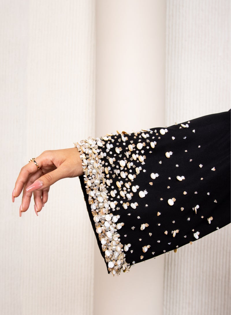 لوف عباية من تصاميم أيادي ايماراتيه عصريه , تحتوي على فابريك من نوع باربي ، سواد ملكي ، وكم رياضي  ، شغل يدوي من افخم أنواع الكريستالات - Image 5