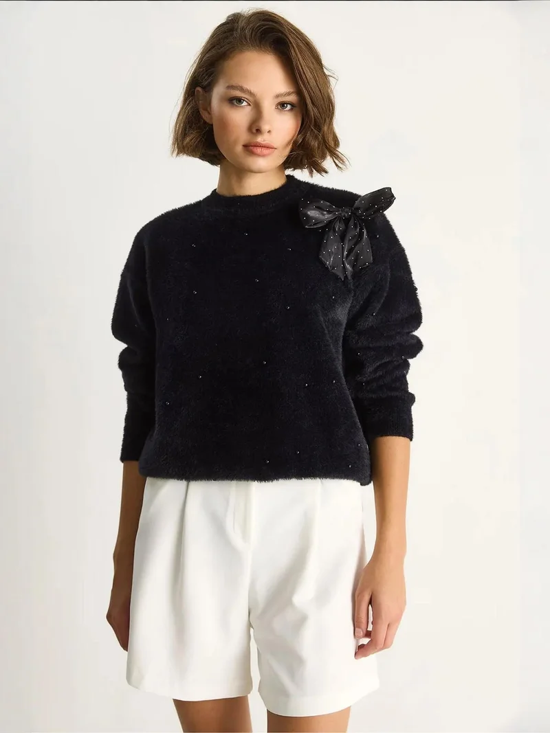 بيانكو لوتشي بلوفر لوكسي سميك بنصف ياقة مدورة وكرة زينة