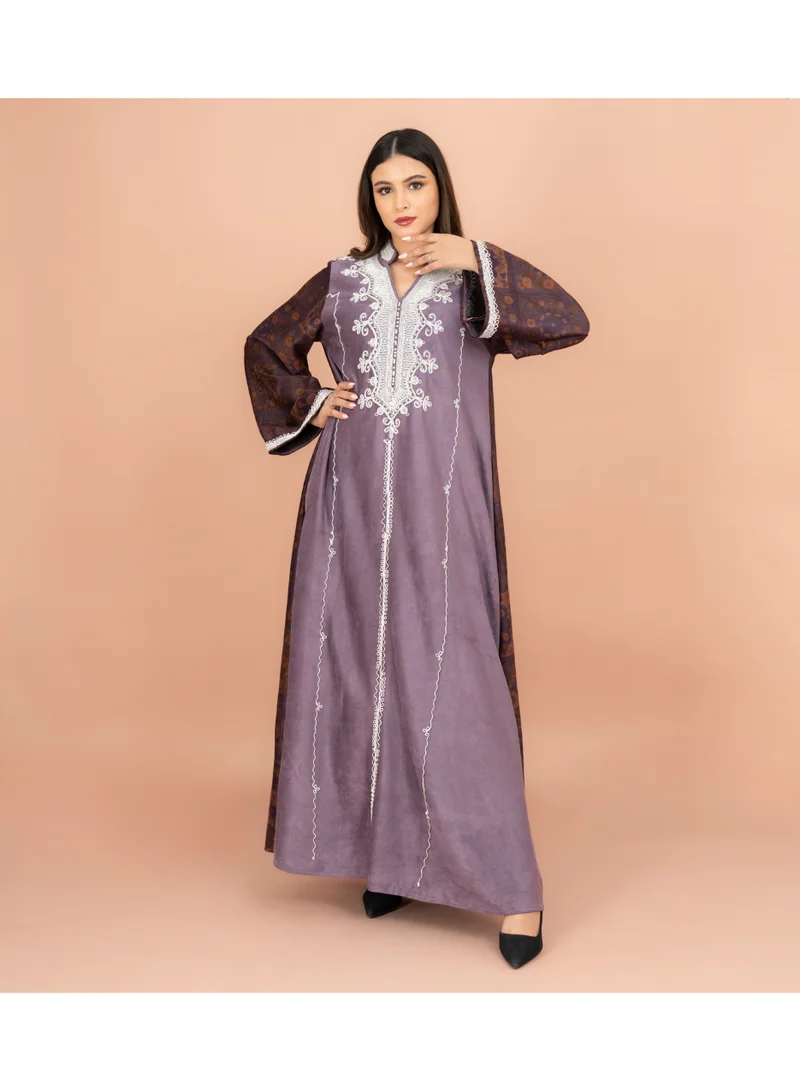 اكسا جلابية شتوية بقصّة مستقيمة مطرزة باللون الأبيض وطوق ماندرين