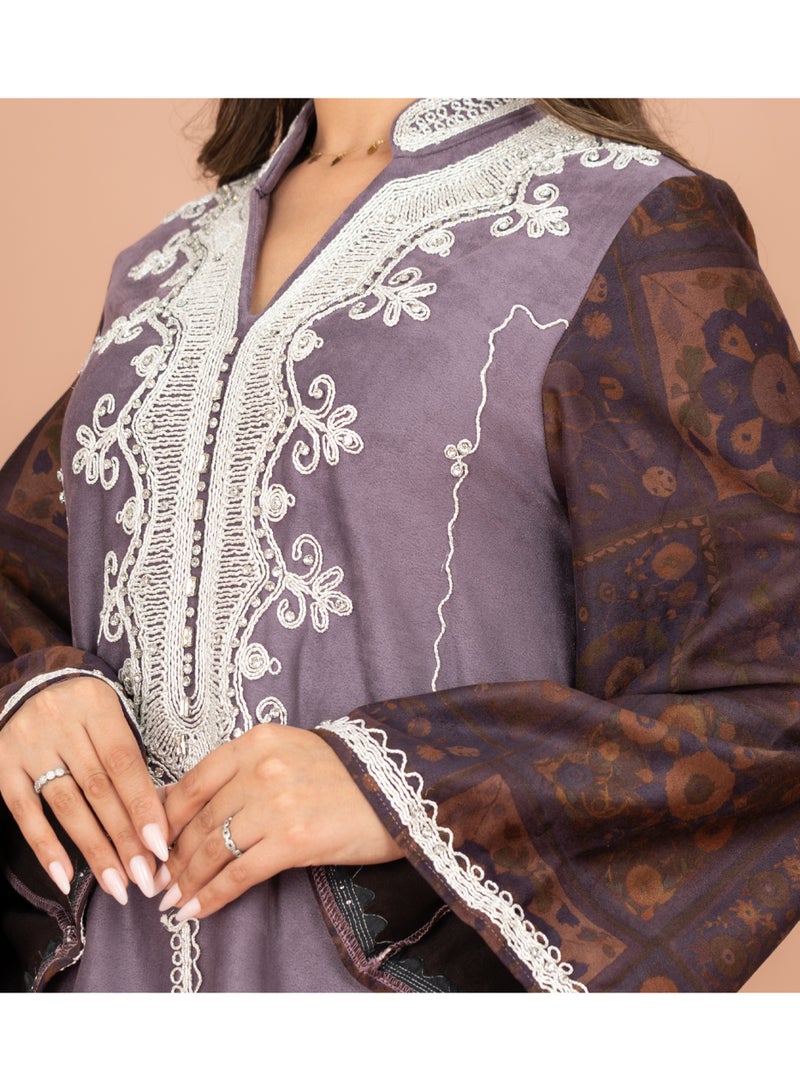 اكسا جلابية شتوية بقصّة مستقيمة مطرزة باللون الأبيض وطوق ماندرين - Image 2