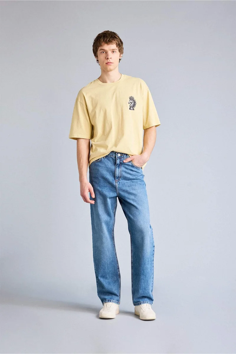 ديفاكتو Boxy Fit Crew Neck Printed Short Sleeve T-Shirt