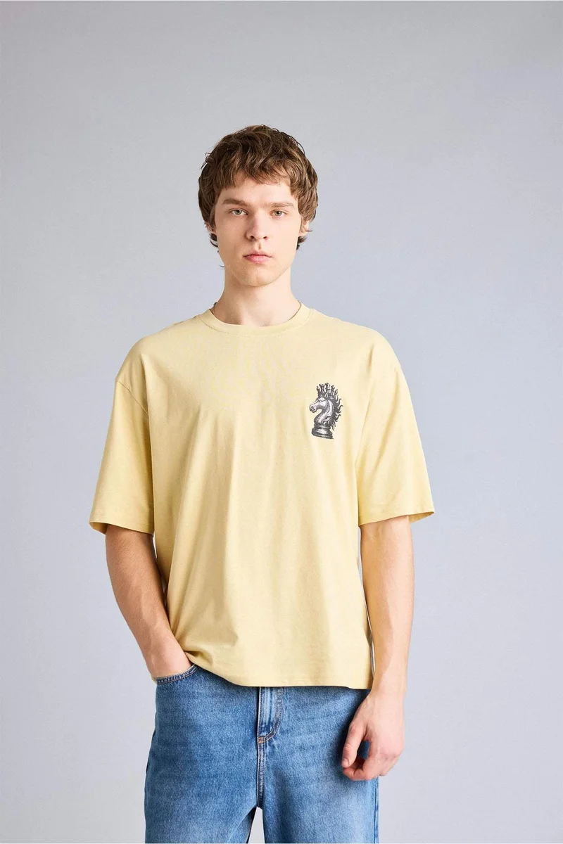 ديفاكتو Boxy Fit Crew Neck Printed Short Sleeve T-Shirt