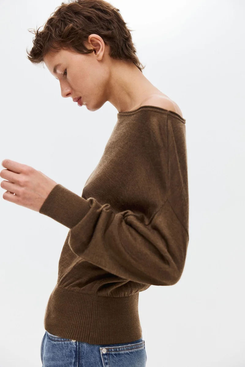 اتش اند ام بلوزة بكتف واحد محبوك بتصميم ناعم