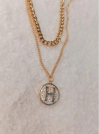 Accessory necklace with two rounds and the letter H - pzsku/Z4F27C0A84F8ECFA470DCZ/45/1747903413/7f9a0996-a53c-4e9f-9a48-88c48f2b39d9