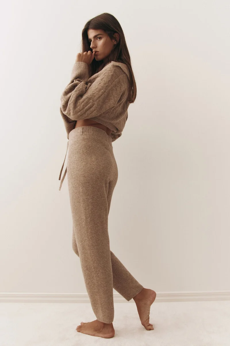 اتش اند ام بنطلون رياضي من الصوف الناعم