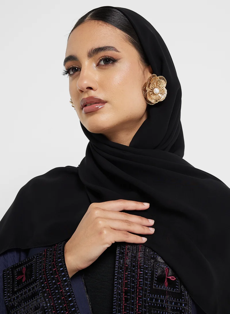 هيا كلوزيت عباية مطرزة مع الشيلة