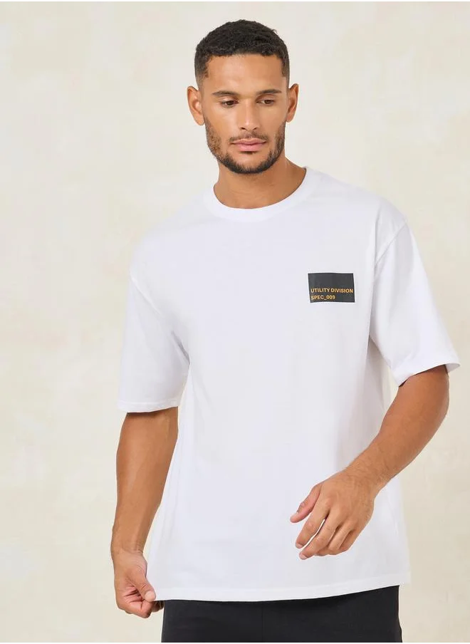 ستايلي Minimal Chest Sticker Print Oversized T-Shirt