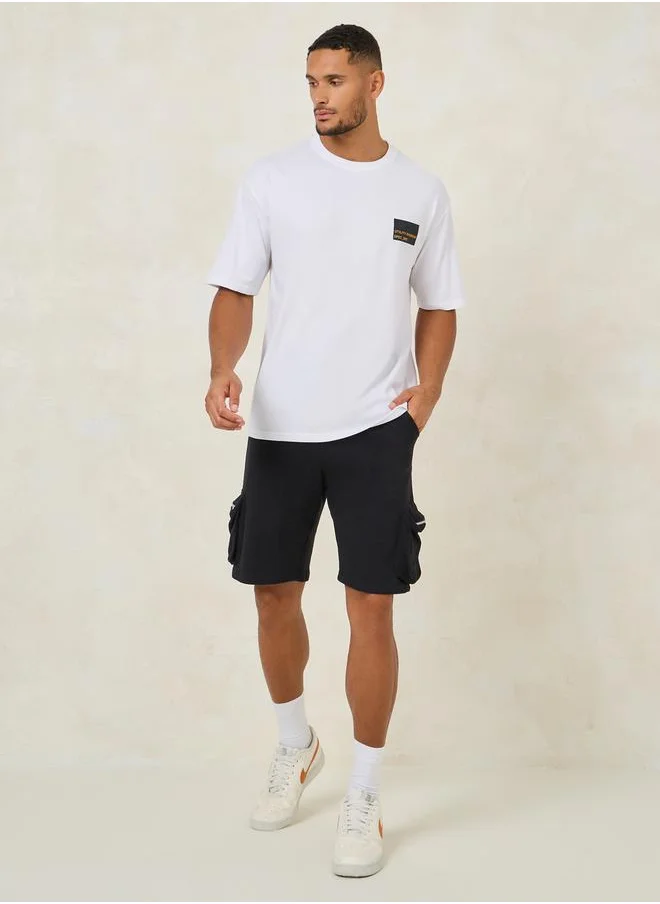 ستايلي Minimal Chest Sticker Print Oversized T-Shirt