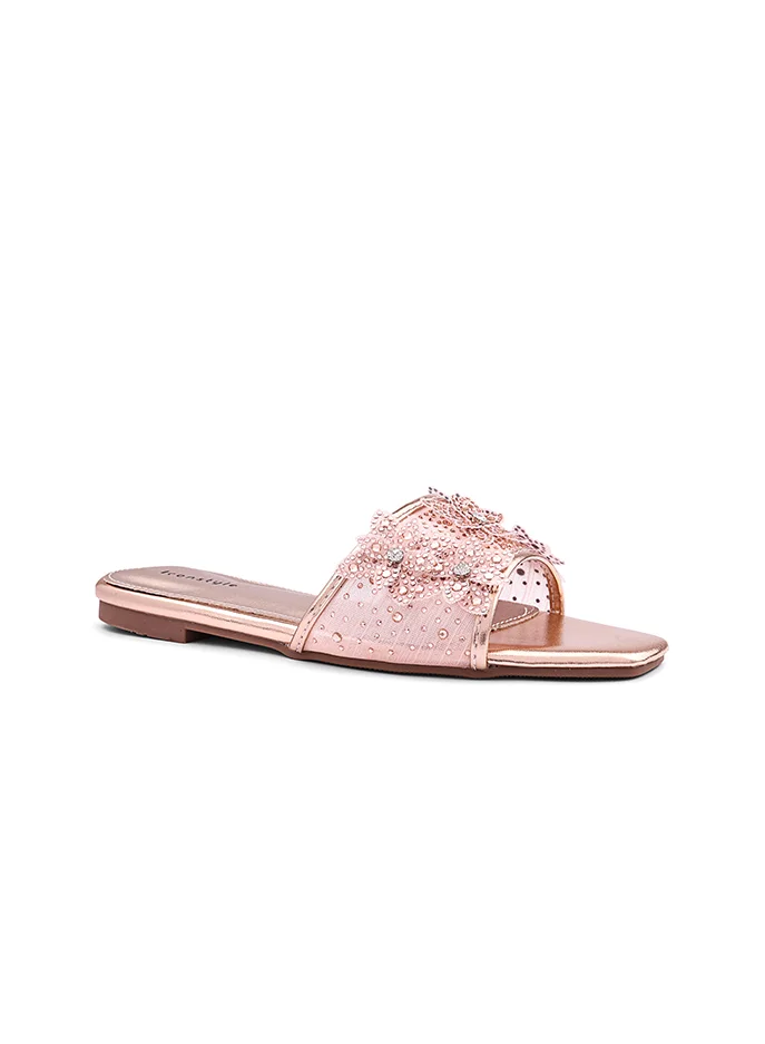أيقون Comfortable flat sandal with a soft and flexible sole.