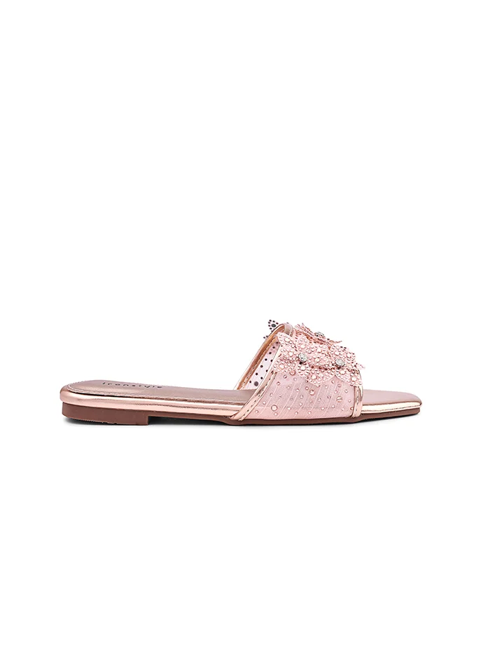 أيقون Comfortable flat sandal with a soft and flexible sole.