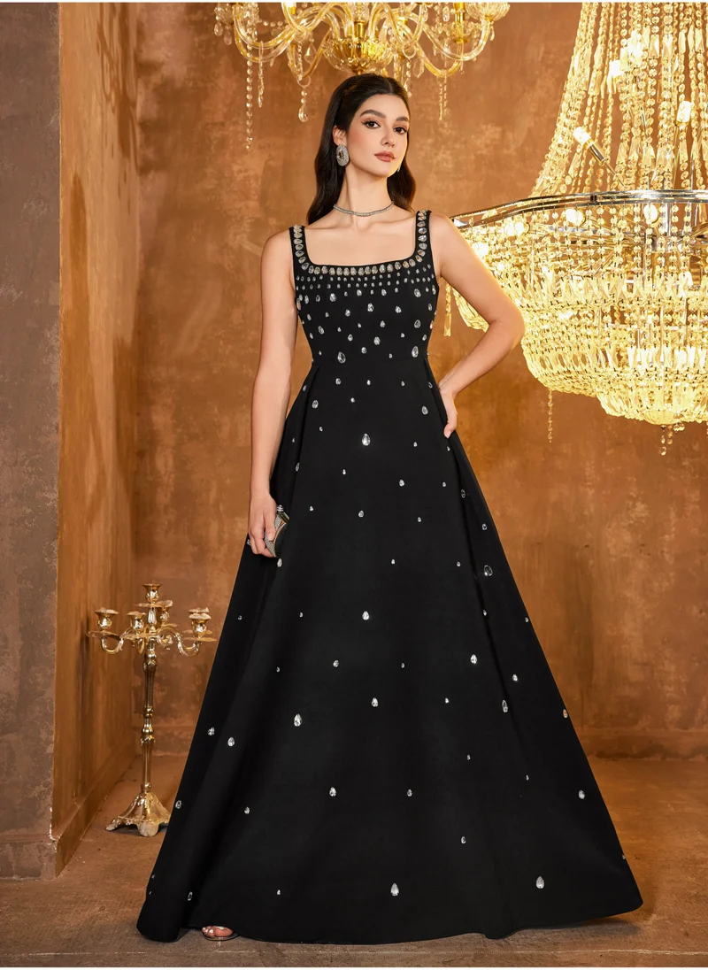 Madam Uniq Long sleeveless dress adorned with jewelry and lace in stylish and trendy design