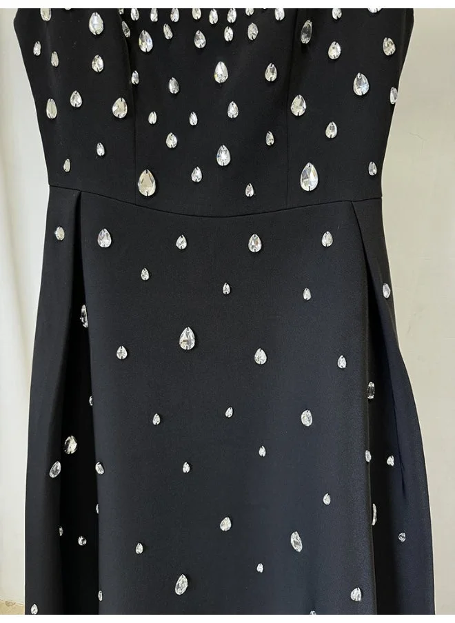 Madam Uniq Long sleeveless dress adorned with jewelry and lace in stylish and trendy design