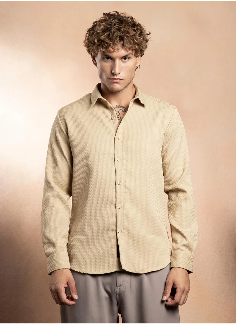 كامبوس سوترا Campus Sutra Men's Sand Beige Interweave-Tactile Shirt For Casual Wear | Spread Collar | Long Cuffed Sleeves | Button Closure | Shirt Crafted With Comfort Fit For Everyday Wear