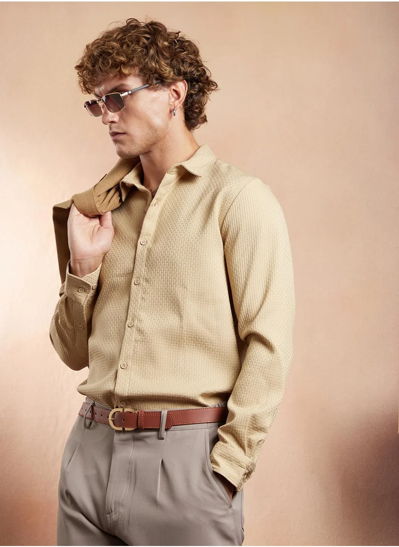 كامبوس سوترا Campus Sutra Men's Sand Beige Interweave-Tactile Shirt For Casual Wear | Spread Collar | Long Cuffed Sleeves | Button Closure | Shirt Crafted With Comfort Fit For Everyday Wear